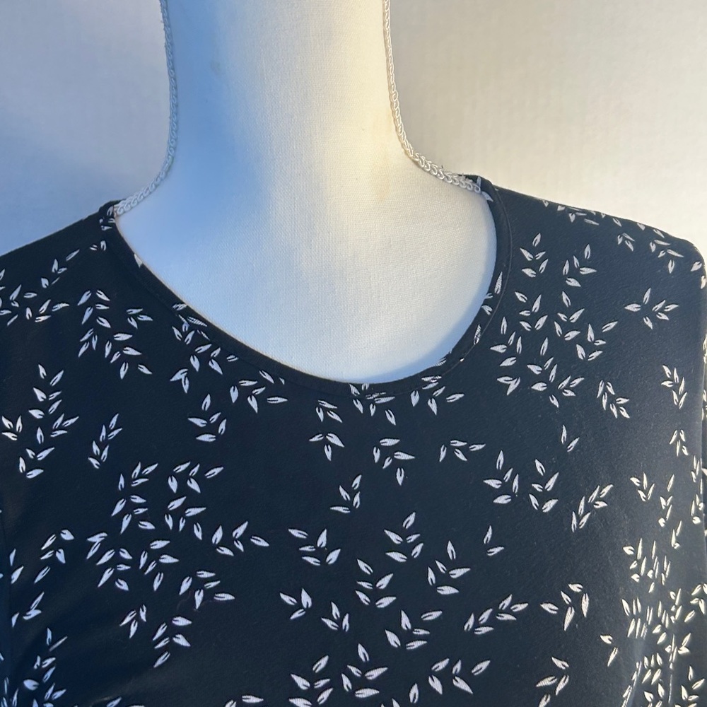 J Jill Wearever Collection Black w/Delicate White Leaf Print Tunic Top. Sz S - Picture 2 of 12